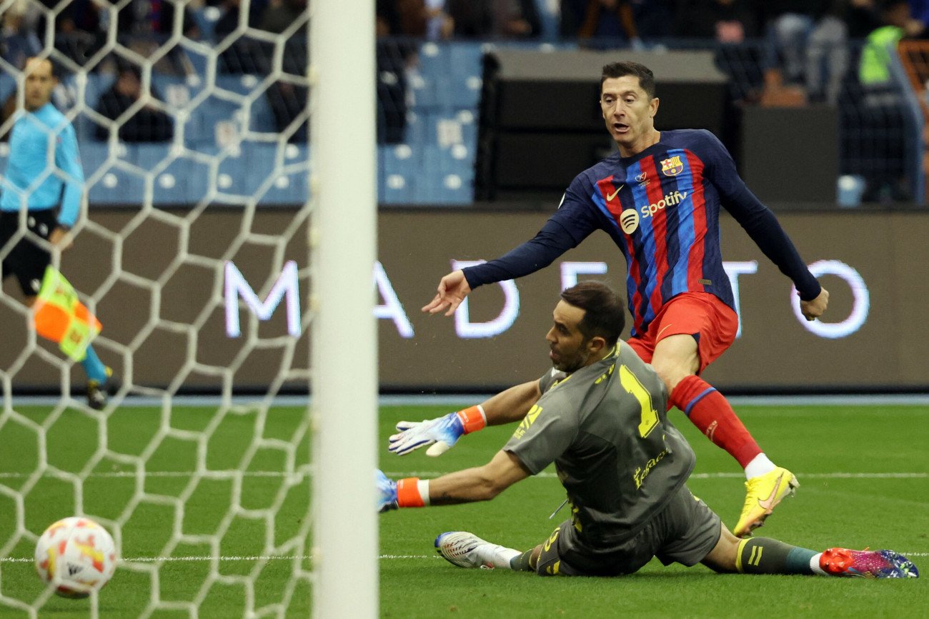 Robert Lewandowski zdobył gola w czwartkowym półfinale Superpucharu Hiszpanii. Barcelona awansowała do finału.