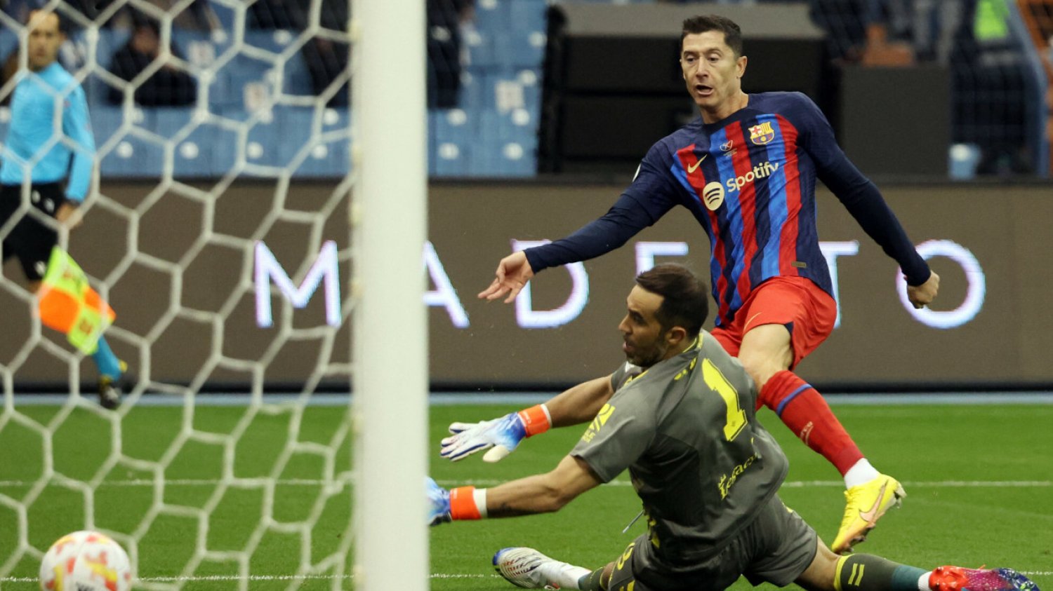 Robert Lewandowski zdobył gola w czwartkowym półfinale Superpucharu Hiszpanii. Barcelona awansowała do finału.