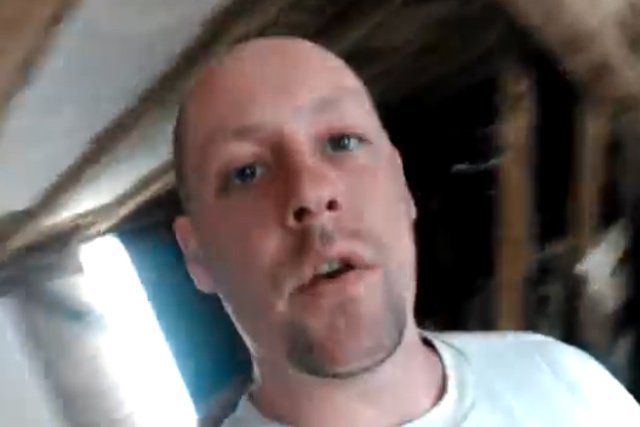 Kadr z nagrania, które pokazuje warunki,  w jakich zakwaterowano polskich robotników