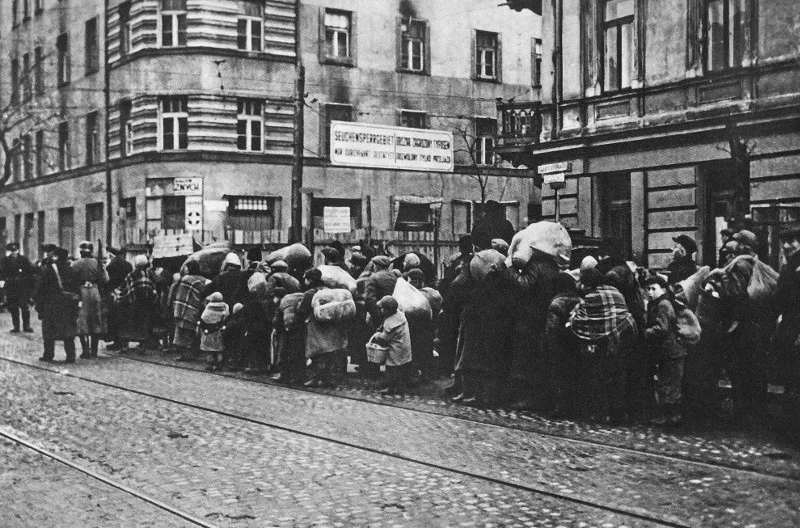 Żydzi w Warszawie podczas przesiedlenia w 1940 lub 1941 roku.
