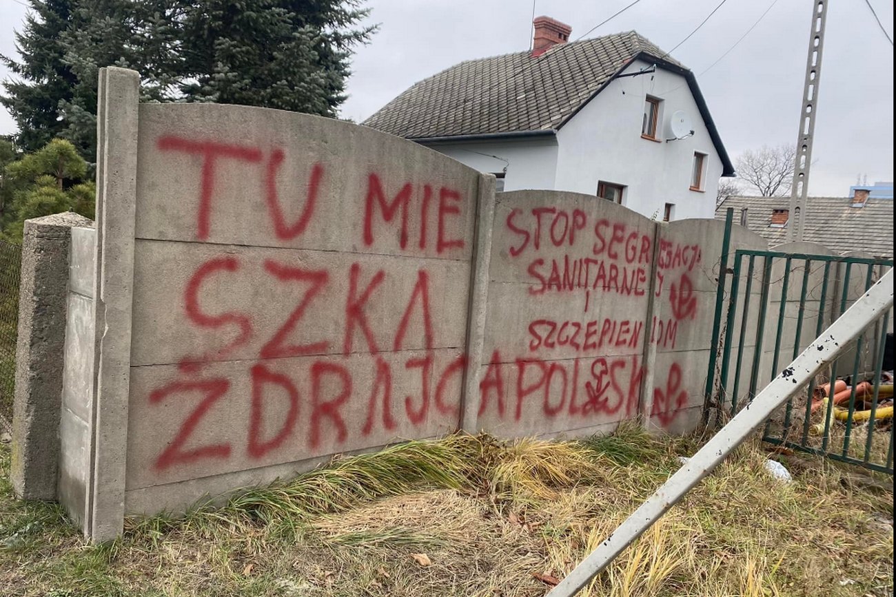 Wandale nazwali posłankę KO Dorotę Niedzielę "zdrajcą Polski".