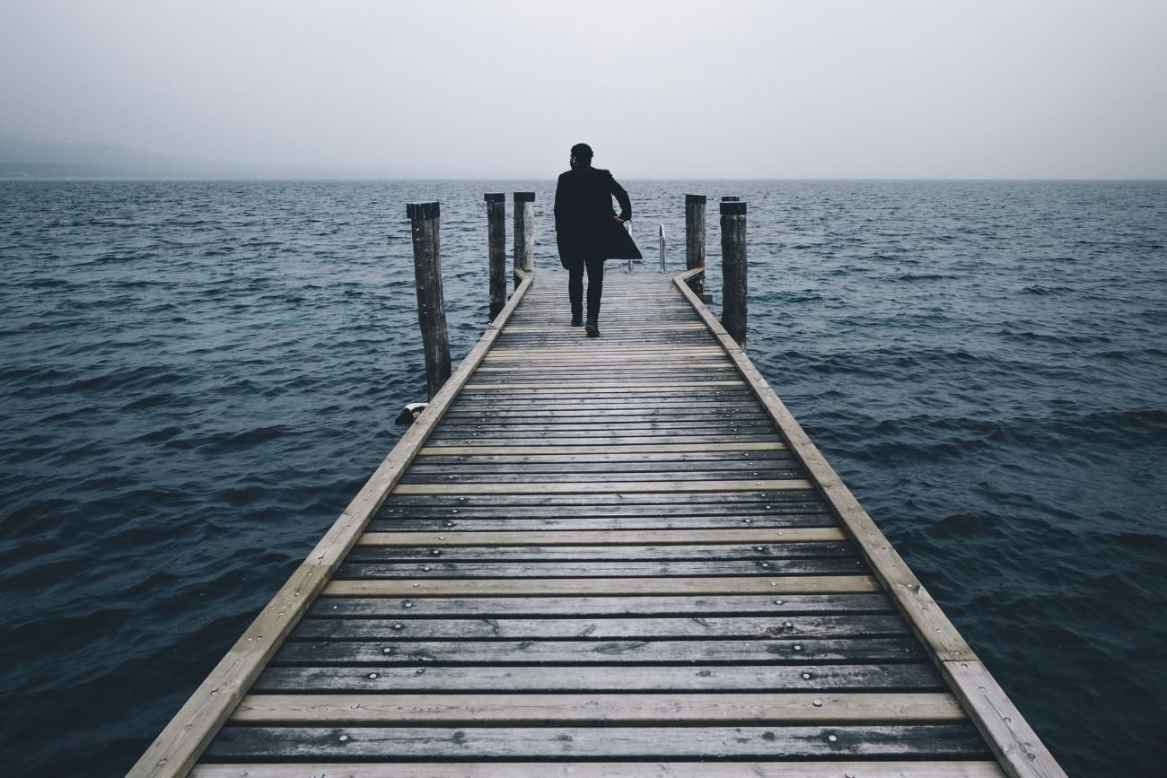 "Wszyscy wiemy, jak to się kończy", której autorkami są doula umierania Anna Lyons i przedsiębiorczyni pogrzebowa Louise Winter, to książka o umieraniu, śmierci, pogrzebach i żałobie, która porusza wszystkie te tematy w piękny, acz szczery sposób