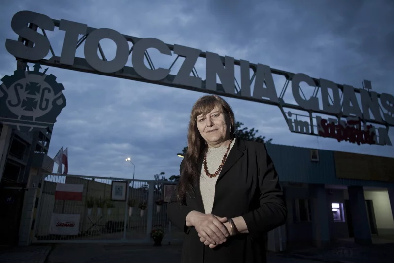 Ewa Hołuszko za swoją opozycyjną działalność została odznaczona Krzyżem Oficerskim Orderu Odrodzenia Polski.