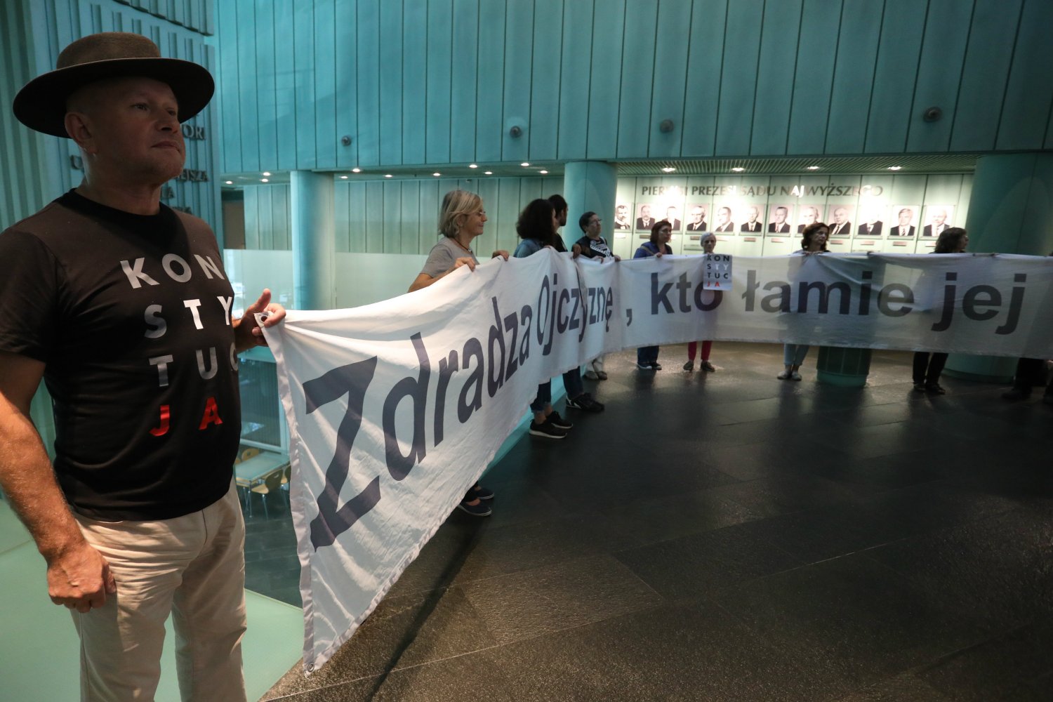 Zmiany w Sądzie Najwyższym wywołały falę sprzeciwu. Sprawą zajęła się Komisja Europejska.