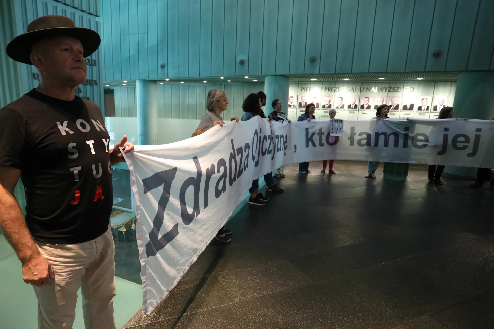Zmiany w Sądzie Najwyższym wywołały falę sprzeciwu. Sprawą zajęła się Komisja Europejska.