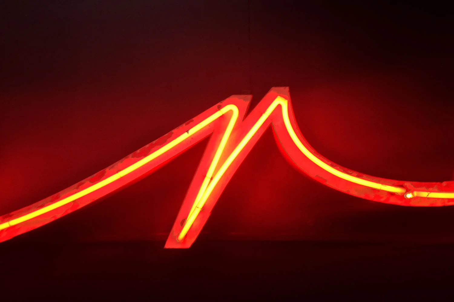 Fragment neonu "Sarenka" z kolekcji Muzeum.