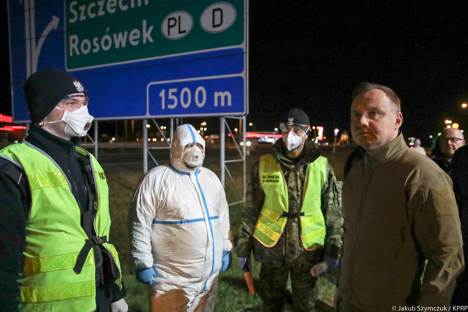 Prezydent wraz z wojewodą odwiedzili punkt kontroli sanitarnej na granicy w podszczecińskim Kołbaskowie. Powyższe zdjęcie jest z 11 marca.