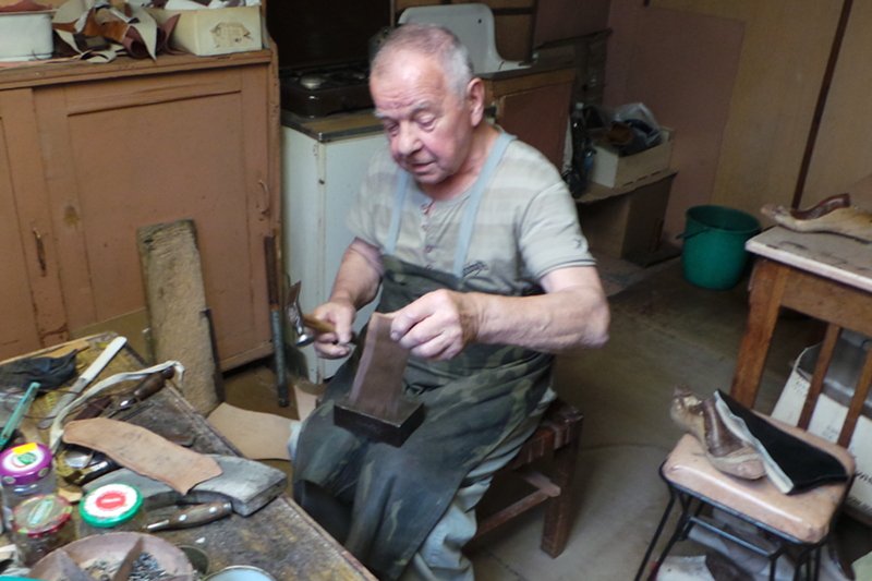 Jan Wielądek pracuje nad swoją ostatnią parą butów