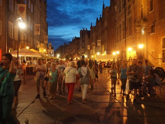 Nawet późnym wieczorem gdańskie Główne Miasto jest gwarne i pełne turystów.