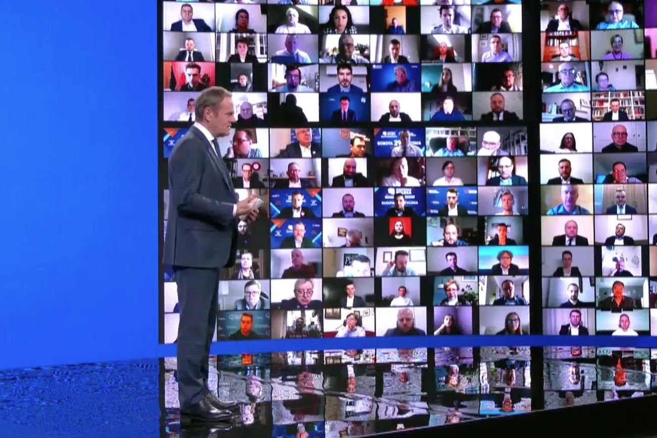 Kongres programowy PO odbywał się zdalnie, ale wezwano policję, że zorganizowano imprezę masową.