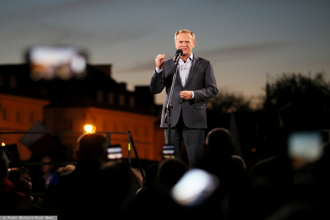 Na proteście Donalda Tuska napisała kredą "UE". Teraz stanie przed sądem.