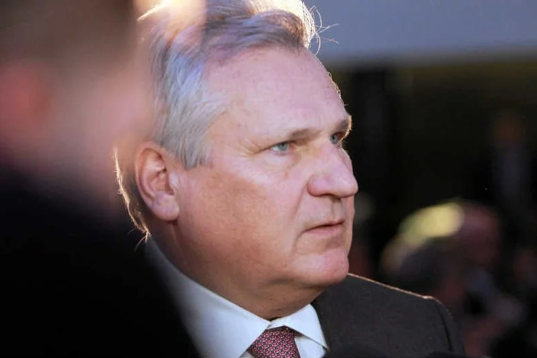 Były prezydent Aleksander Kwaśniewski w TVN24 ocenił, że premier Mateusz Morawiecki żyje w "fake prawdzie".