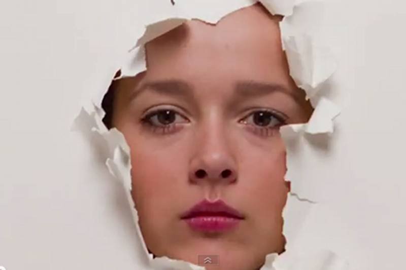 Kadr z teledysku do piosenki Moniki Brodki "Krzyżówka dnia", który bierze udział w festiwalu Short Waves