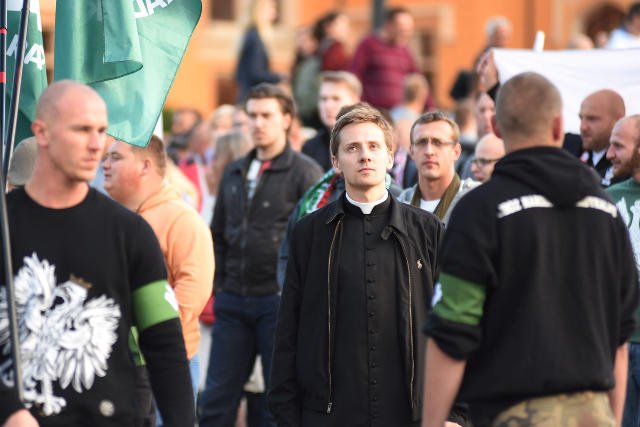Ks. Jacek Międlar głosił antyimigranckie hasła.