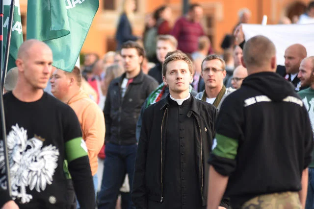 Ks. Jacek Międlar głosił antyimigranckie hasła.