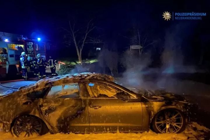 W Loecknitz spłonęło szare audi z tablicą rejestracyjną z Zachodniopomorskiego.