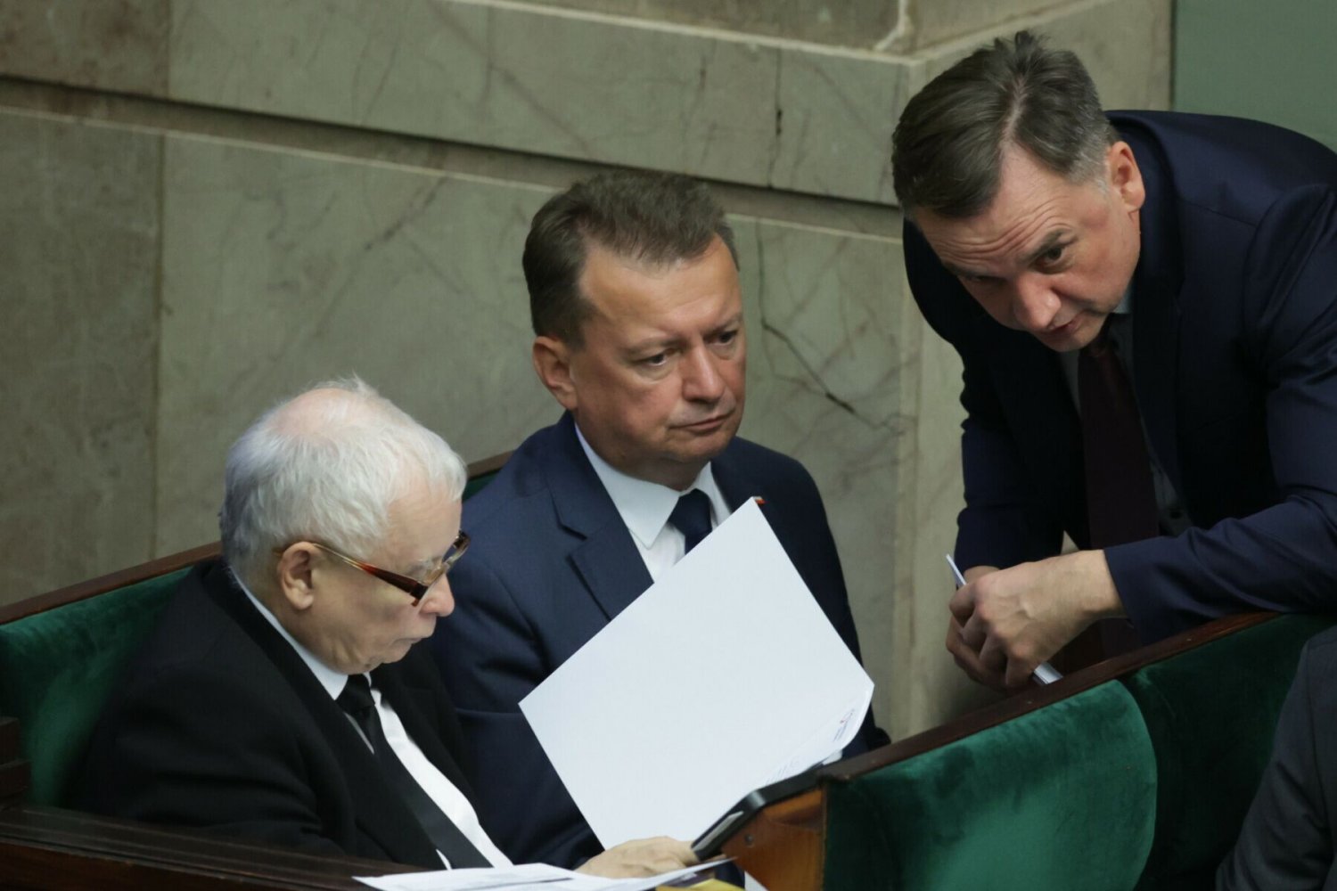 PiS notuje spadek poparcia na miesiąc przed wyborami.