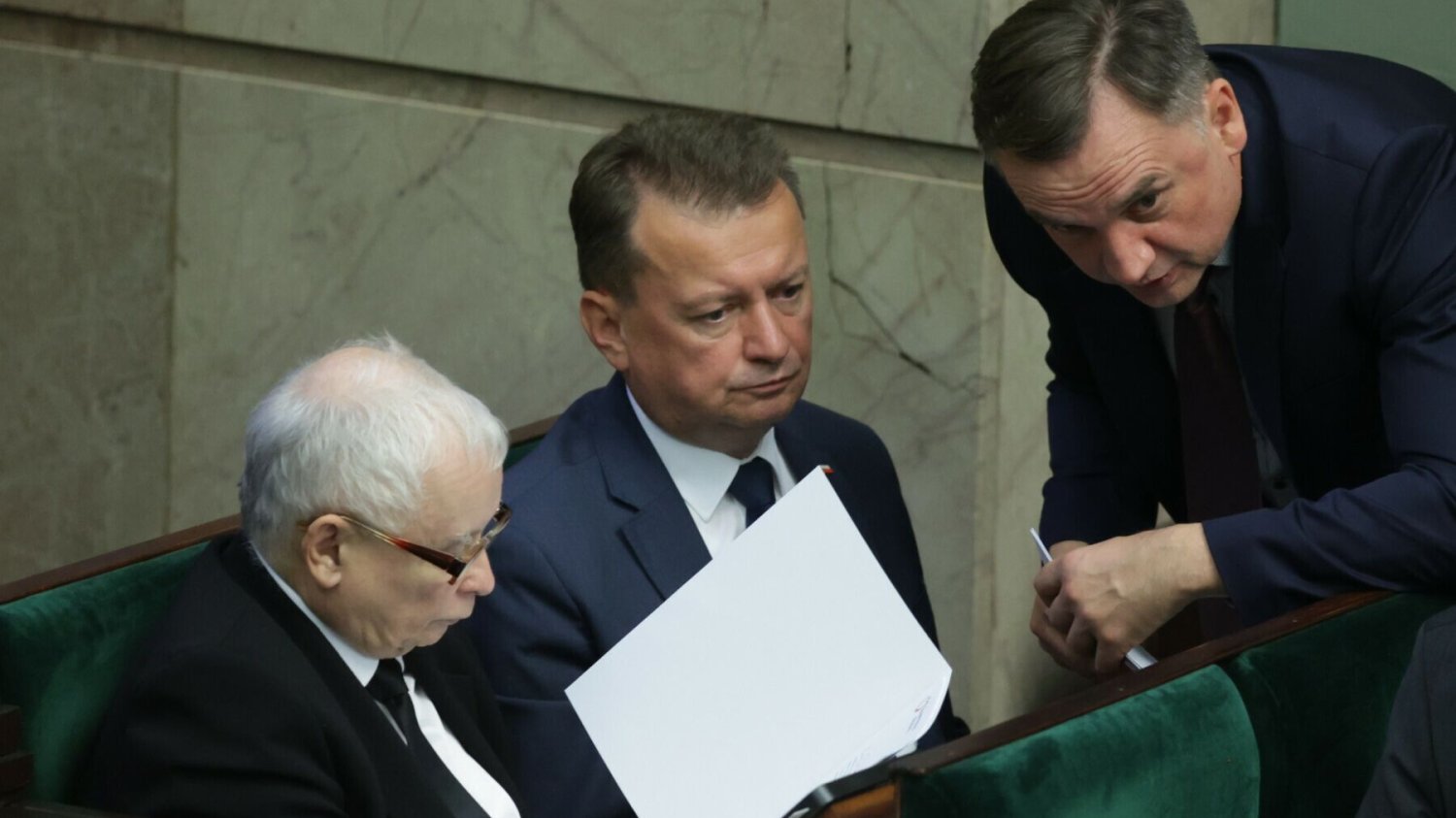 PiS notuje spadek poparcia na miesiąc przed wyborami.