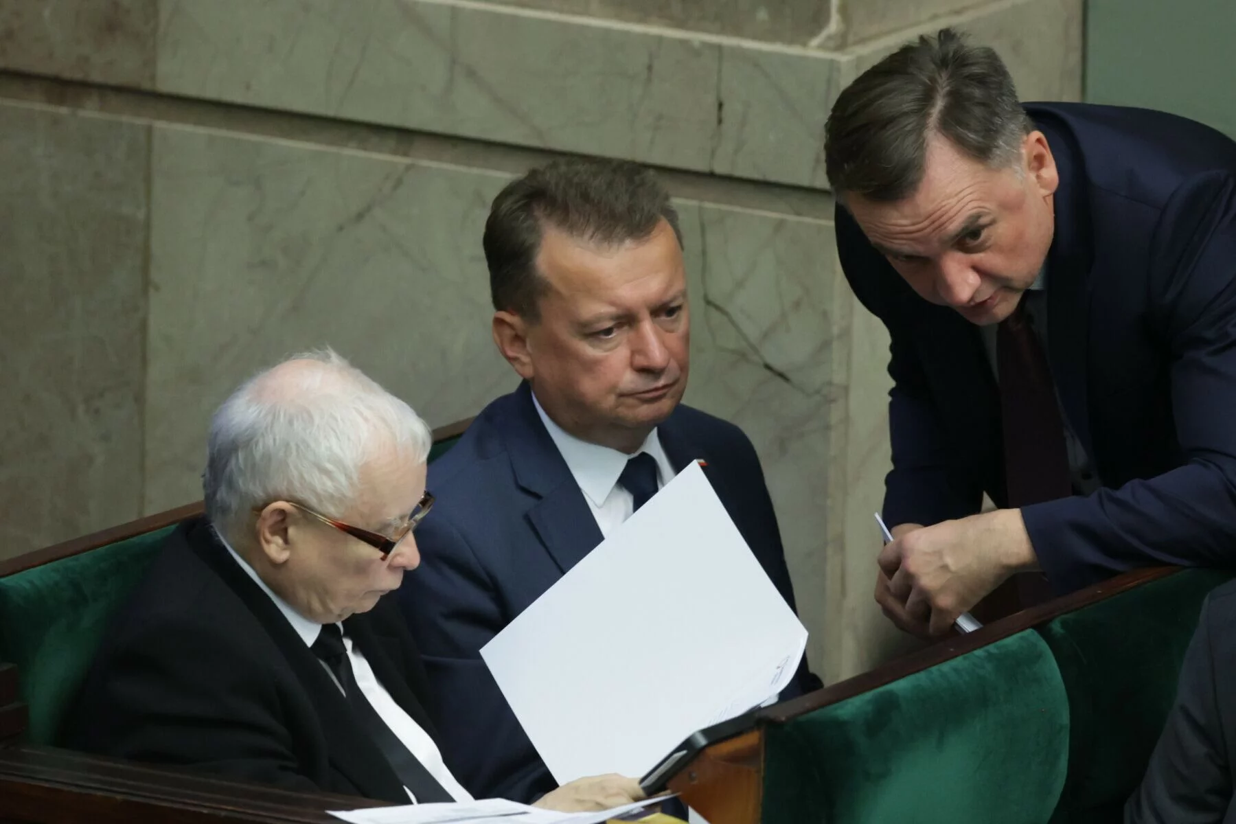 PiS notuje spadek poparcia na miesiąc przed wyborami.