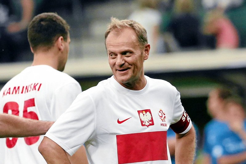 Donald Tusk na Twitterze celnie skontrował słowa Mateusza Morawieckiego o "harataniu w gałę".