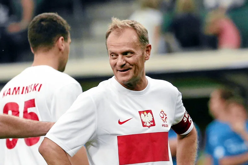 Donald Tusk na Twitterze celnie skontrował słowa Mateusza Morawieckiego o "harataniu w gałę".