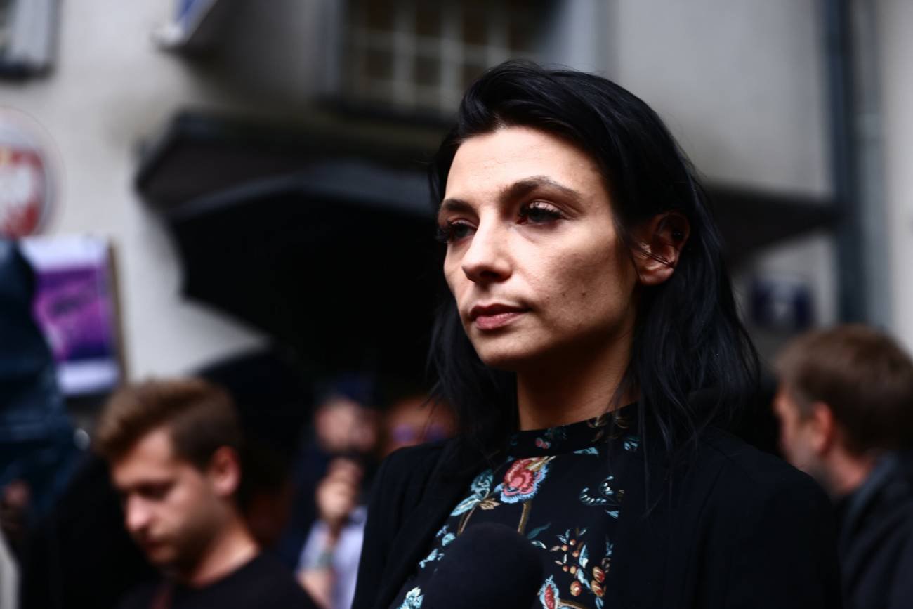 Protesty "Solidarnie z Joanną" trwają w całej Polsce.  Pod komisariatami