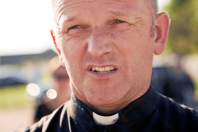 Ks. Wojciech Lemański nie ma zamiaru wyprowadzać się z Jasienicy. W niedzielę wieczorem mija termin, w którym abp. Henryk Hoser oczekuje jego odejścia.