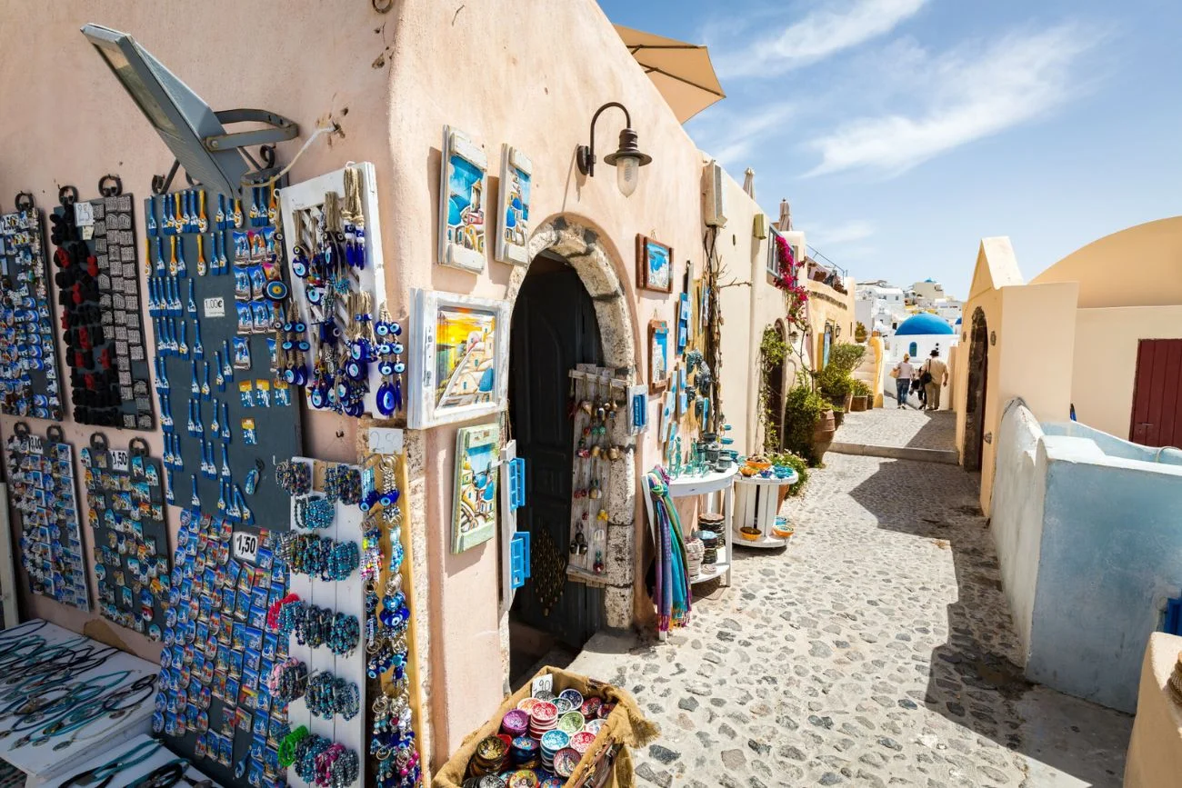 Problem w Grecji. Turyści nie chcą spędzać wakacji na Santorini Coraz mniej turystów na Santorini
