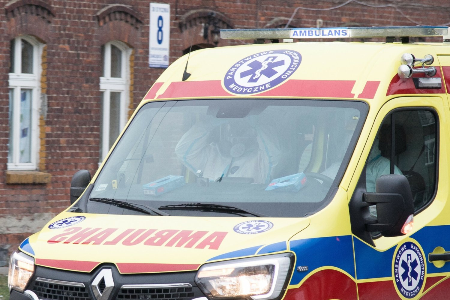 Prawie 600 osób zmarło. MZ podało nowy raport o pandemii.