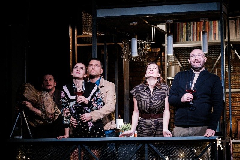 "Dobrze się kłamie" to spektakl na podstawie popularnego włoskiego filmu "Dobrze się kłamie w miłym towarzystwie" Paolo Genovese