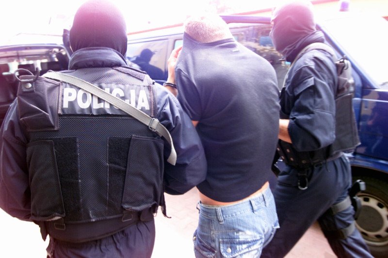 Pieniądze, miłość i śmierć - książka Policjanci i gangsterzy jak w soczewce skupia brutalne poczynania półświatka przełomu wieków, brzemienne w skutki romanse i płynne przenikanie się struktur mafii i policji