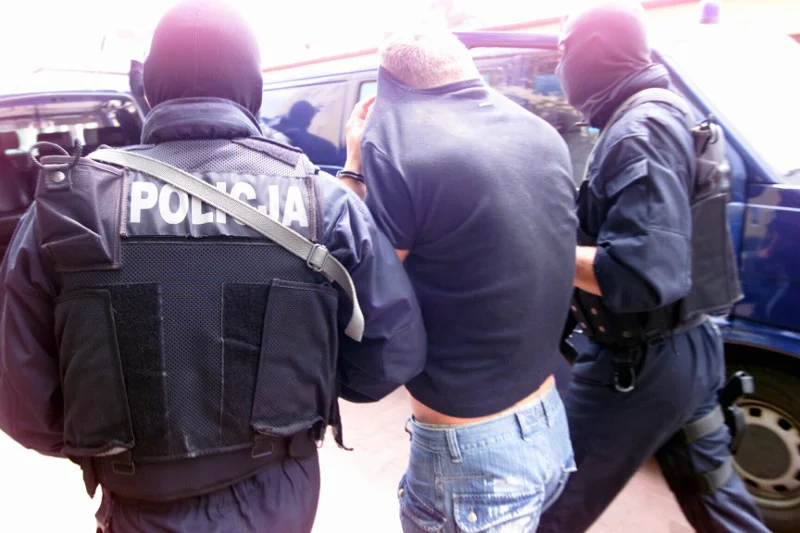 Pieniądze, miłość i śmierć - książka Policjanci i gangsterzy jak w soczewce skupia brutalne poczynania półświatka przełomu wieków, brzemienne w skutki romanse i płynne przenikanie się struktur mafii i policji