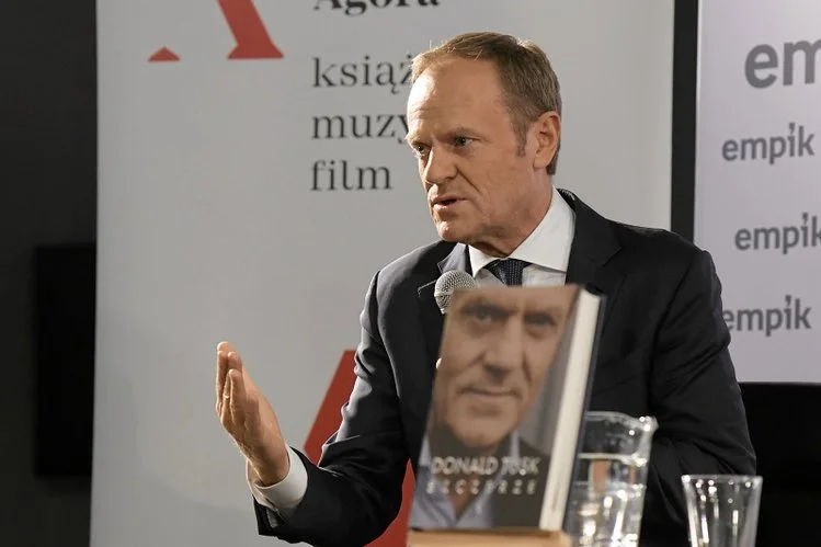 Wydawnictwo Agora tłumaczy błędy w książce Donalda Tuska tempem pracy.