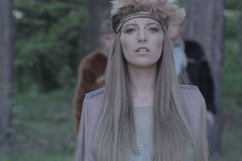 Kari Amirian, teledysk - "Jump Into My Heart And Stay". Na ramionach naszyjnik Orskiej