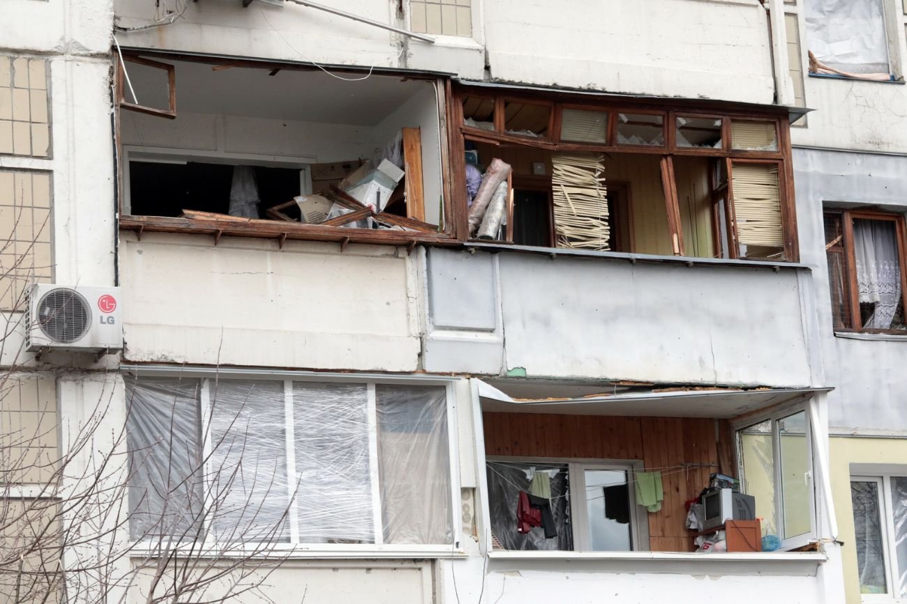 Kijów. Strąciła rosyjskiego drona z balkonu słoikiem pomidorów.