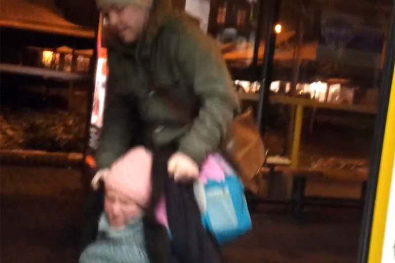 Ciekawe, czy ten pasażer zachowałby się podobnie w stosunku do rosłego mężczyzny? Wątpię. Atak na chorą staruszkę przyszedł mu jednak z łatwością.