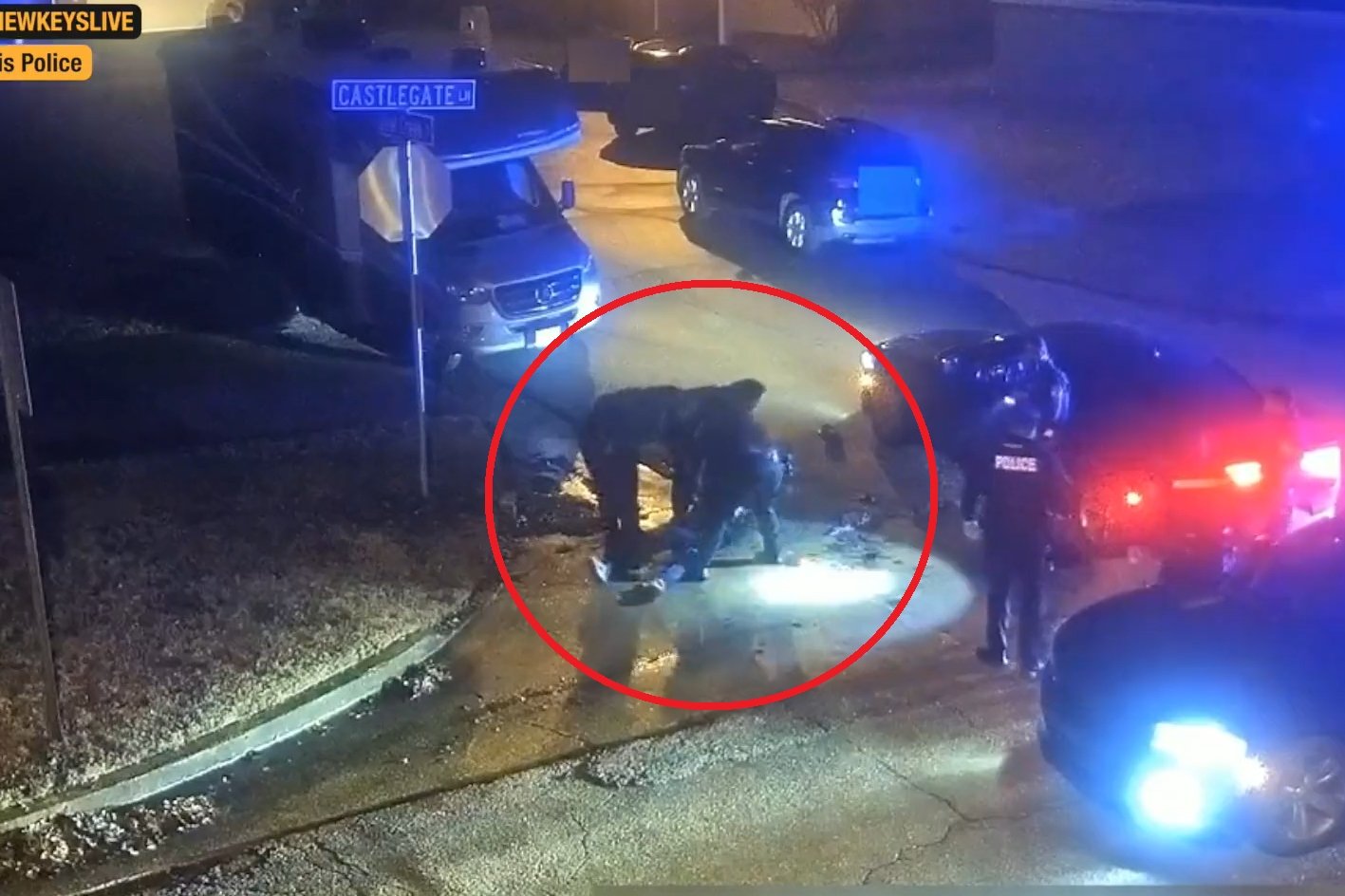 Tyre Nichols skatowany przez policję. Kadr z nagrania monitoringu