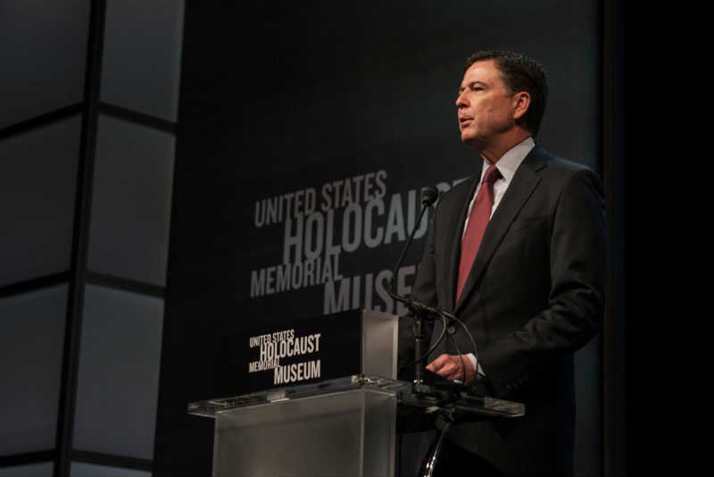 Szef FBI James Comey miał przeprosić za słowa o udziale Polaków w Holokauście, ale zablokował to Biały Dom.