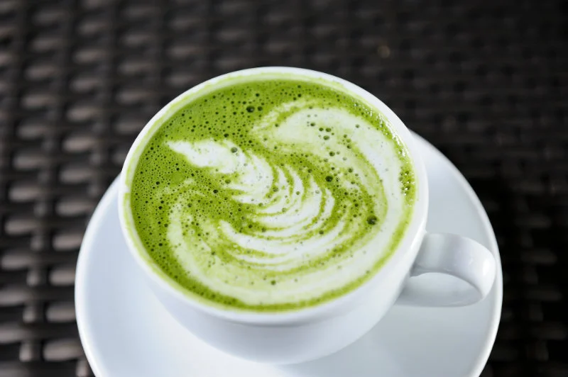 Latte z dodatkiem matchy? Idealny kompromis
