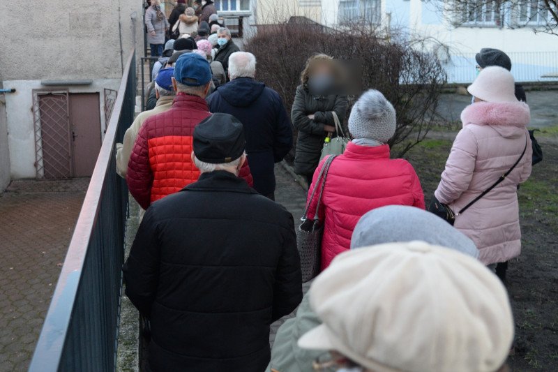 Seniorzy zostali wyrzuceni z kolejki do szczepienia. / zdjęcie ilustracyjne