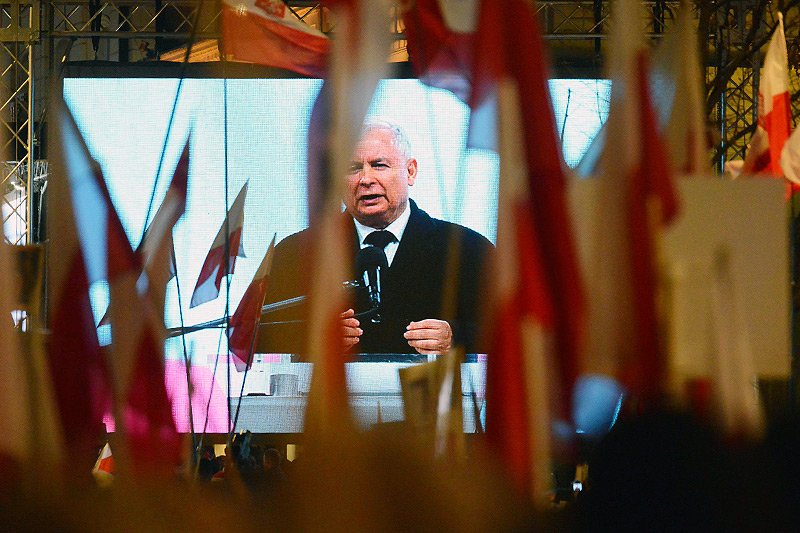 Prezes Jarosław Kaczyński przemówił przed Pałacem Prezydenckim.