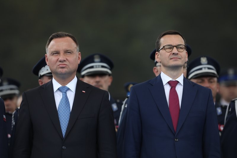 W nowym sondażu Kantar Polacy w większości negatywnie ocenili pracę prezydenta, premiera i rządu.