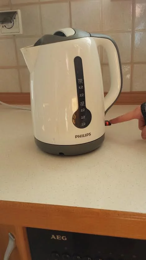 Pełny czajnik wody na jedną filiżankę kawy...