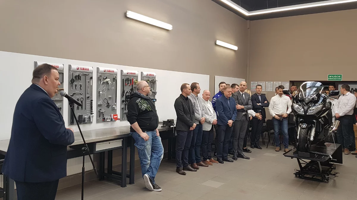 Dyrektor Zając dziękował przedstawicielom Yamahy za to, ze zdecydowali się zasponsorować klasę, w której będą się szkolić przyszli mechanicy motocyklowi.