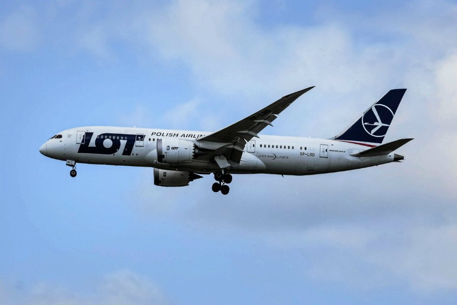 Boeing 787 Dreamliner w barwach LOT-u musiał awaryjnie lądować w Nowym Jorku.