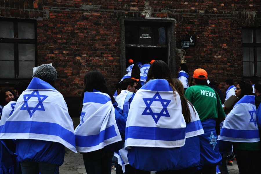 Grupy zwiedzających przed Marszem Żywych w Oświęcimiu.