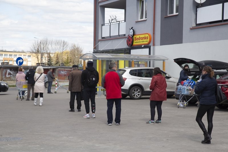 Biedronka sprzedaje modną dresową sukienkę na zimę. [FOTO]