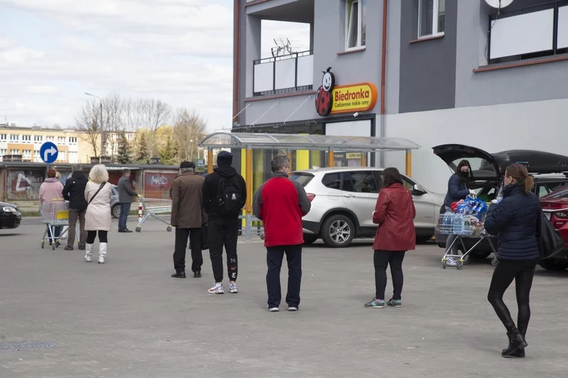 Biedronka sprzedaje modną dresową sukienkę na zimę. [FOTO]