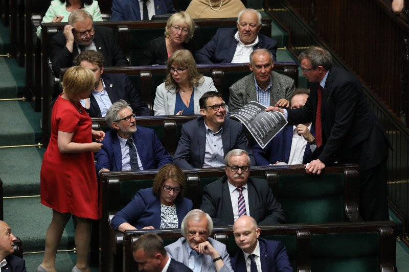 Fotoreporterowi Sławomirowi Kamińskiemu udało się uchwycić moment, gdy w ławie poselskiej na miejscu prezesa PiS zasiadł kto inny.