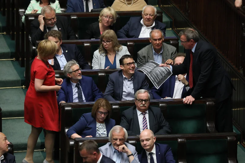 Fotoreporterowi Sławomirowi Kamińskiemu udało się uchwycić moment, gdy w ławie poselskiej na miejscu prezesa PiS zasiadł kto inny.